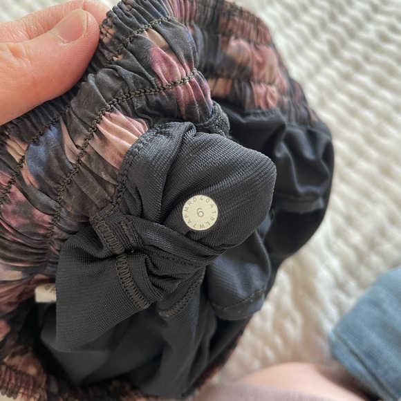 Lululemon hotty hot shorts 2.5 - low rise - like new - Picture 5 of 5